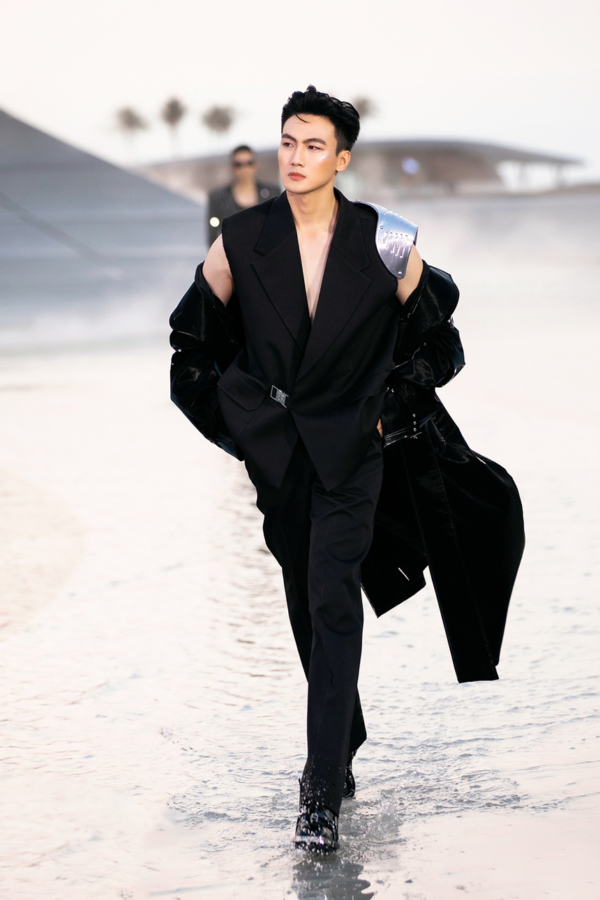 Show diễn mãn nhãn của Chung Thanh Phong dưới ánh hoàng hôn mở màn Fashion Voyage - Ảnh 15.