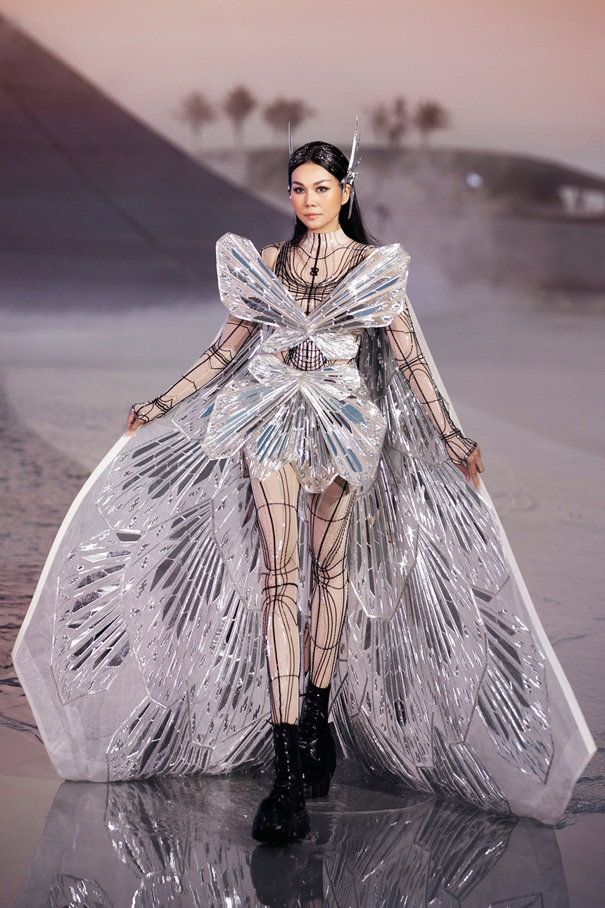 Show diễn mãn nhãn của Chung Thanh Phong dưới ánh hoàng hôn mở màn Fashion Voyage - Ảnh 8.