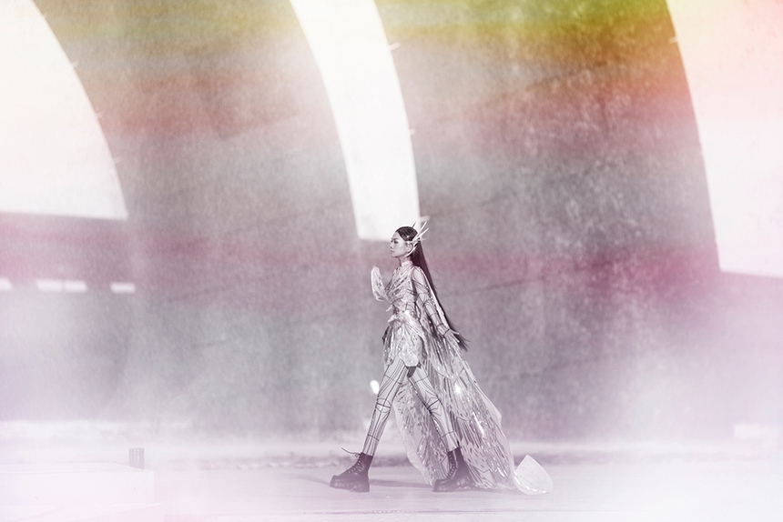 Show diễn mãn nhãn của Chung Thanh Phong dưới ánh hoàng hôn mở màn Fashion Voyage - Ảnh 9.