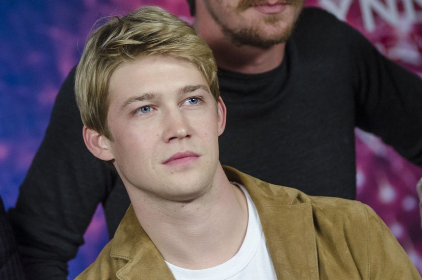 6 năm yêu ngỡ như định mệnh của Taylor Swift và tài tử Joe Alwyn: Nàng viết tận 9 bài hát nói về chàng, tranh cãi thái độ đàng trai - Ảnh 3.