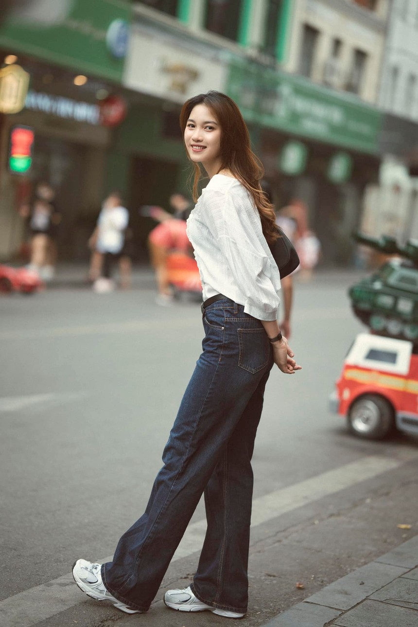 'Nàng thơ' bóng chuyền Việt Nam hoá Lưu Diệc Phi, xinh đẹp bên hoa không thua kém các nàng hậu - Ảnh 8. 'Nàng thơ' bóng chuyền Việt Nam hoá Lưu Diệc Phi, xinh đẹp bên hoa không thua kém các nàng hậu - Ảnh 8.