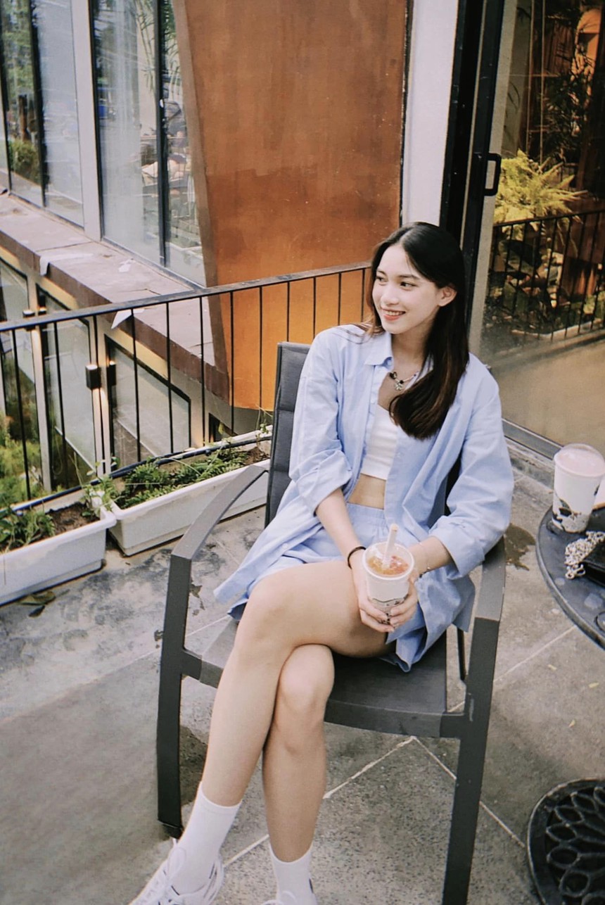 'Nàng thơ' bóng chuyền Việt Nam hoá Lưu Diệc Phi, xinh đẹp bên hoa không thua kém các nàng hậu - Ảnh 11. 'Nàng thơ' bóng chuyền Việt Nam hoá Lưu Diệc Phi, xinh đẹp bên hoa không thua kém các nàng hậu - Ảnh 11.