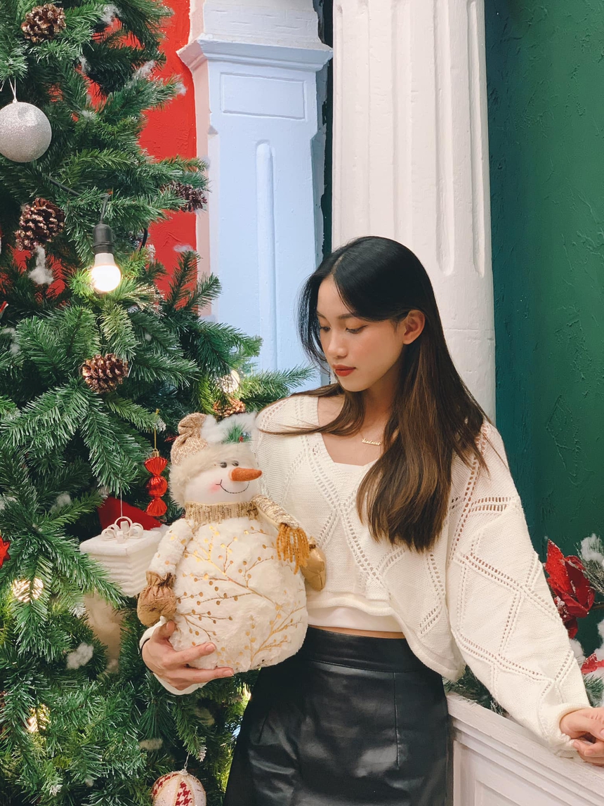 'Nàng thơ' bóng chuyền Việt Nam hoá Lưu Diệc Phi, xinh đẹp bên hoa không thua kém các nàng hậu - Ảnh 9. 'Nàng thơ' bóng chuyền Việt Nam hoá Lưu Diệc Phi, xinh đẹp bên hoa không thua kém các nàng hậu - Ảnh 9.