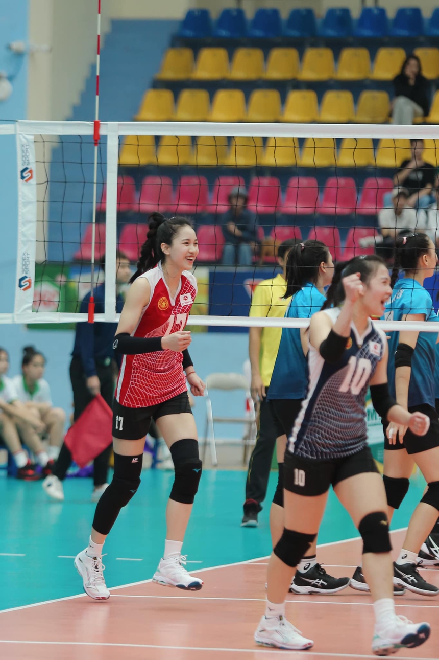 'Nàng thơ' bóng chuyền Việt Nam hoá Lưu Diệc Phi, xinh đẹp bên hoa không thua kém các nàng hậu - Ảnh 5. 'Nàng thơ' bóng chuyền Việt Nam hoá Lưu Diệc Phi, xinh đẹp bên hoa không thua kém các nàng hậu - Ảnh 5.