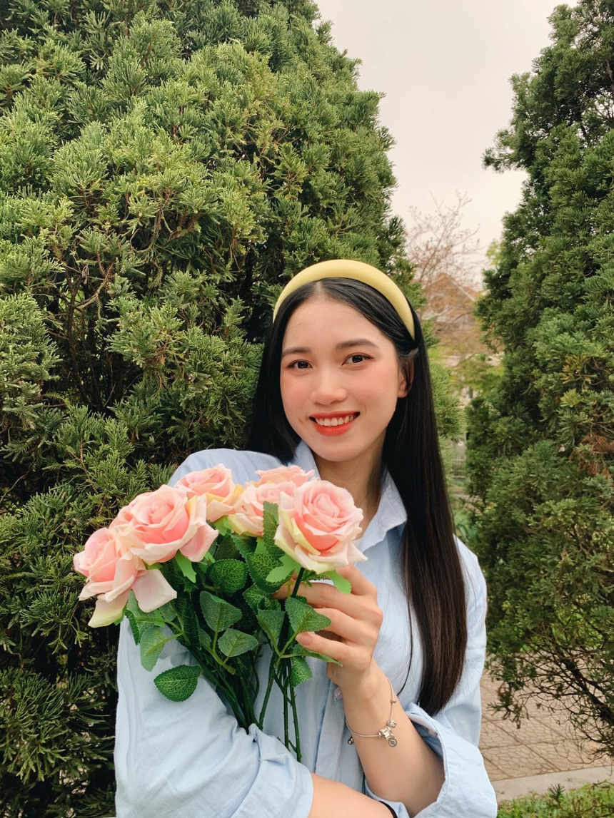 'Nàng thơ' bóng chuyền Việt Nam hoá Lưu Diệc Phi, xinh đẹp bên hoa không thua kém các nàng hậu - Ảnh 1. 'Nàng thơ' bóng chuyền Việt Nam hoá Lưu Diệc Phi, xinh đẹp bên hoa không thua kém các nàng hậu - Ảnh 1.