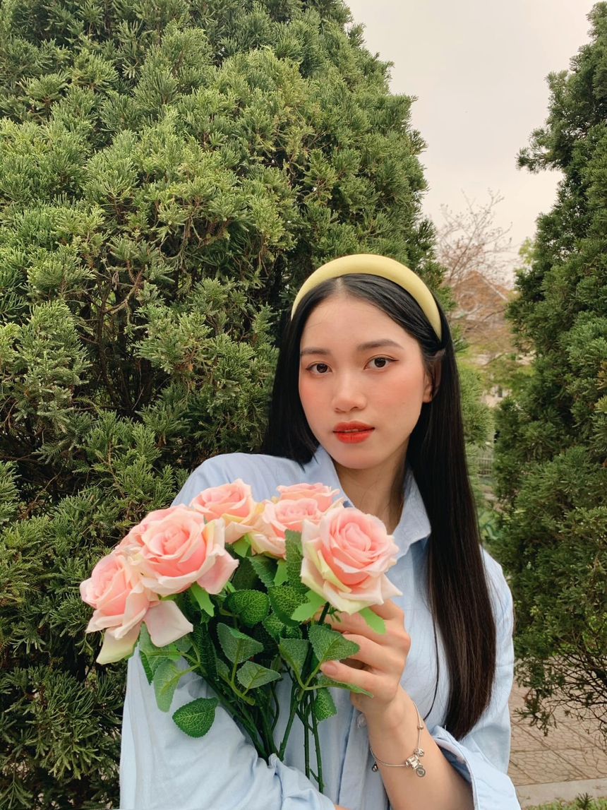 'Nàng thơ' bóng chuyền Việt Nam hoá Lưu Diệc Phi, xinh đẹp bên hoa không thua kém các nàng hậu - Ảnh 3. 'Nàng thơ' bóng chuyền Việt Nam hoá Lưu Diệc Phi, xinh đẹp bên hoa không thua kém các nàng hậu - Ảnh 3.