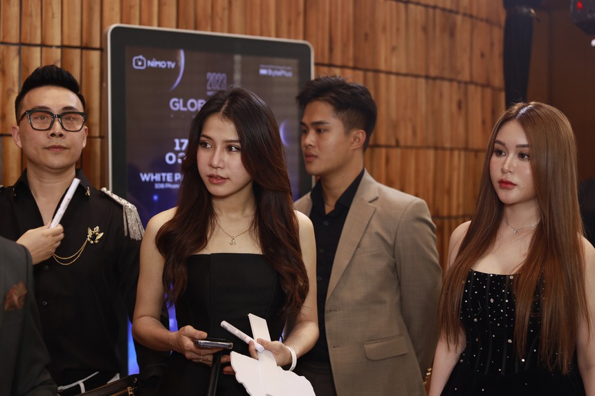 Bạn gái Zeros lộ nhan sắc 'kém' thần thái trên thảm đỏ, khác xa hình tự đăng - Ảnh 8.