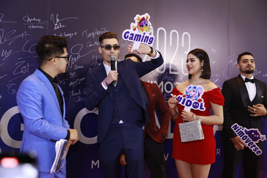 Bạn gái Zeros lộ nhan sắc 'kém' thần thái trên thảm đỏ, khác xa hình tự đăng - Ảnh 7.