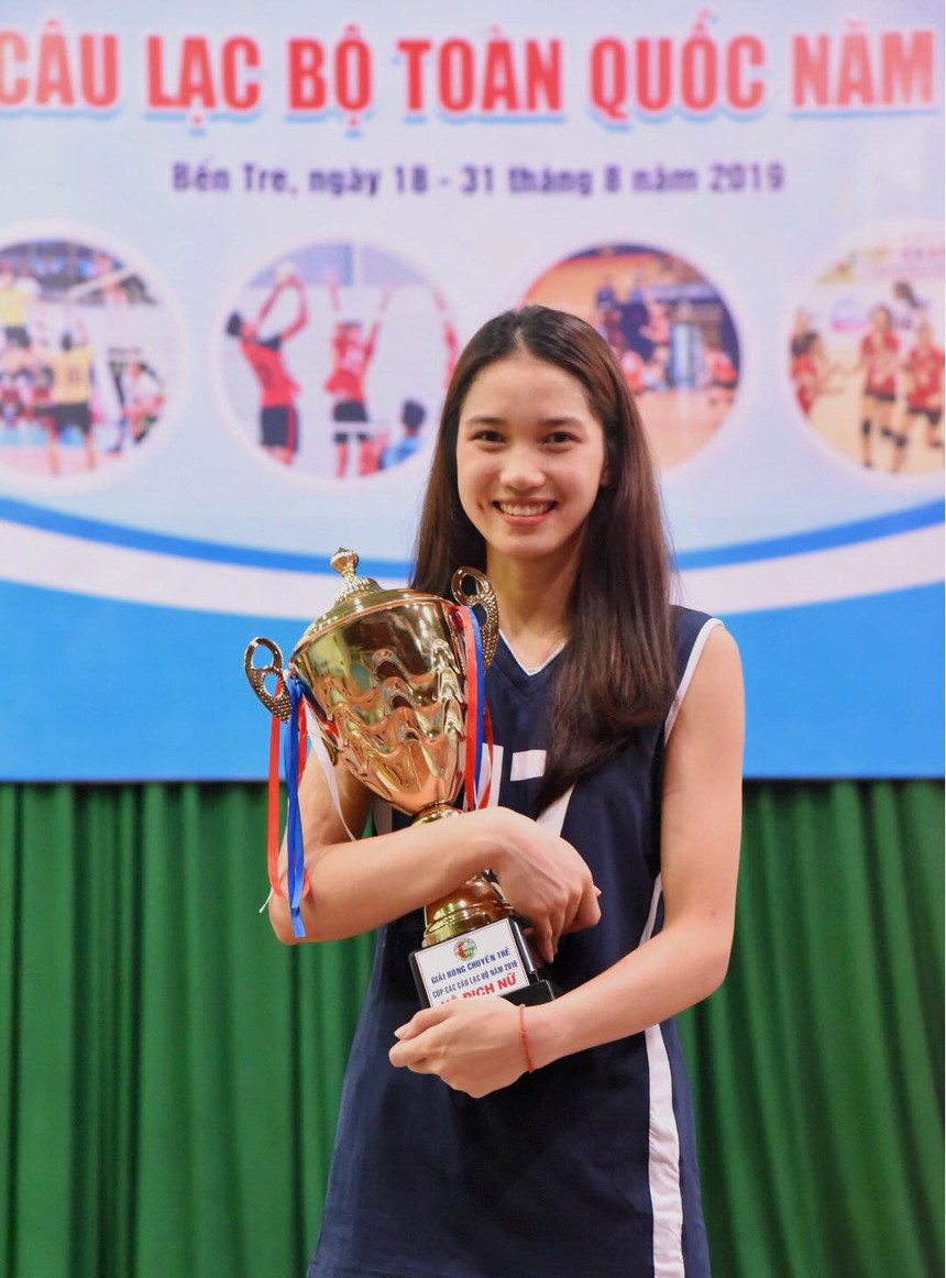 'Nàng thơ' bóng chuyền Việt Nam hoá Lưu Diệc Phi, xinh đẹp bên hoa không thua kém các nàng hậu - Ảnh 4. 'Nàng thơ' bóng chuyền Việt Nam hoá Lưu Diệc Phi, xinh đẹp bên hoa không thua kém các nàng hậu - Ảnh 4.