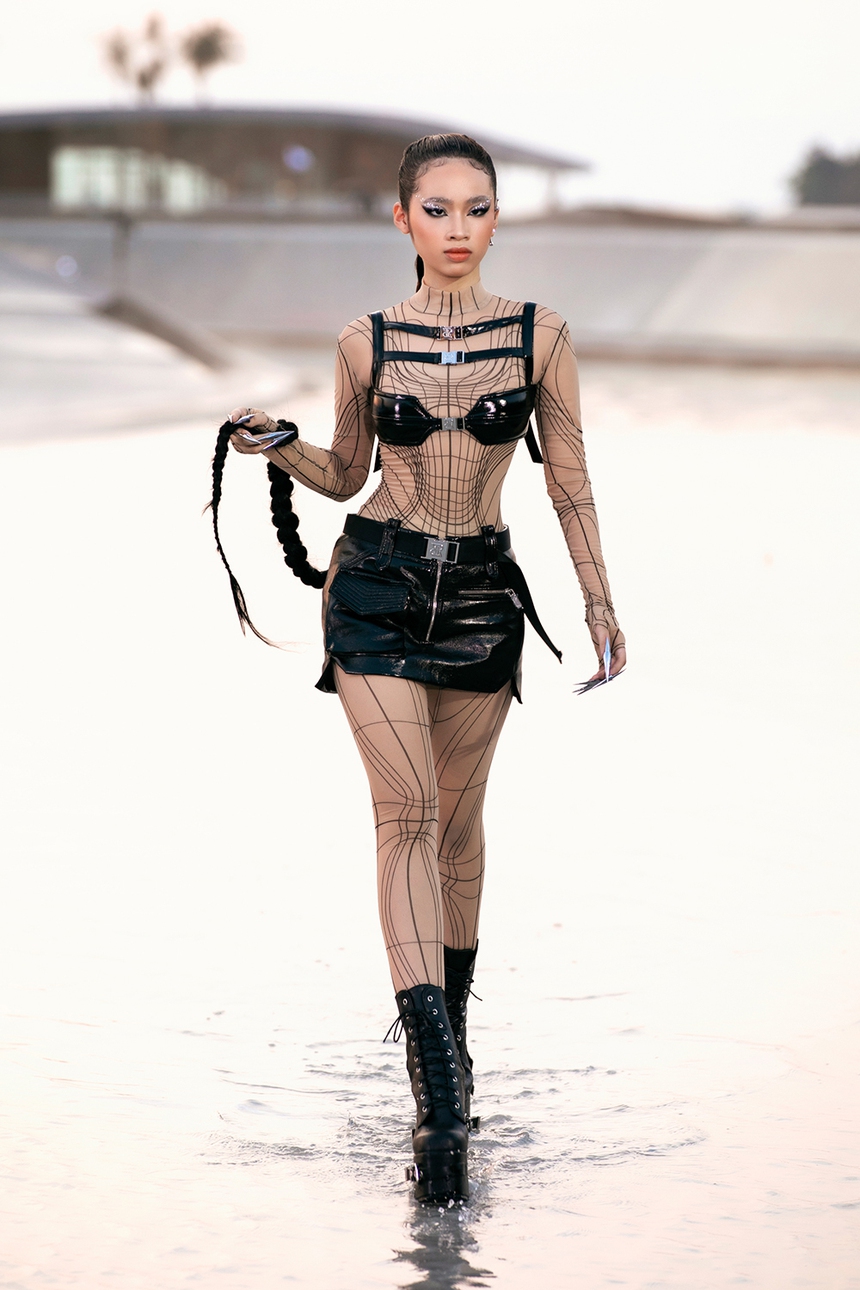 Show diễn mãn nhãn của Chung Thanh Phong dưới ánh hoàng hôn mở màn Fashion Voyage - Ảnh 14.