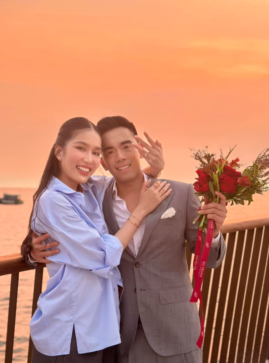 Khoảnh khắc hiếm hoi của Á hậu Phương Anh với bạn trai trước khi được cầu hôn: Công khai vào ngày đặc biệt, thái độ ra sao khi bị bắt gặp giữa nơi đông người? - Ảnh 7.