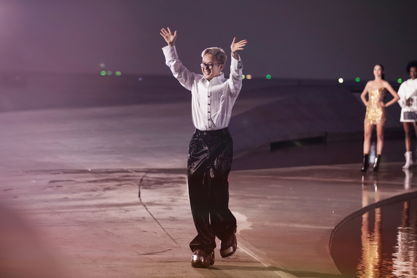 Show diễn mãn nhãn của Chung Thanh Phong dưới ánh hoàng hôn mở màn Fashion Voyage - Ảnh 12.