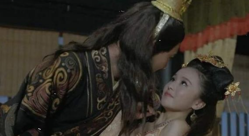 Mỹ nữ thê thảm nhất trong lịch sử: Được gả cho vị 2 hoàng đế, bị 6 nam nhân luân phiên phế rồi lập làm hoàng hậu - Ảnh 5. Mỹ nữ thê thảm nhất trong lịch sử: Được gả cho vị 2 hoàng đế, bị 6 nam nhân luân phiên phế rồi lập làm hoàng hậu - Ảnh 5.