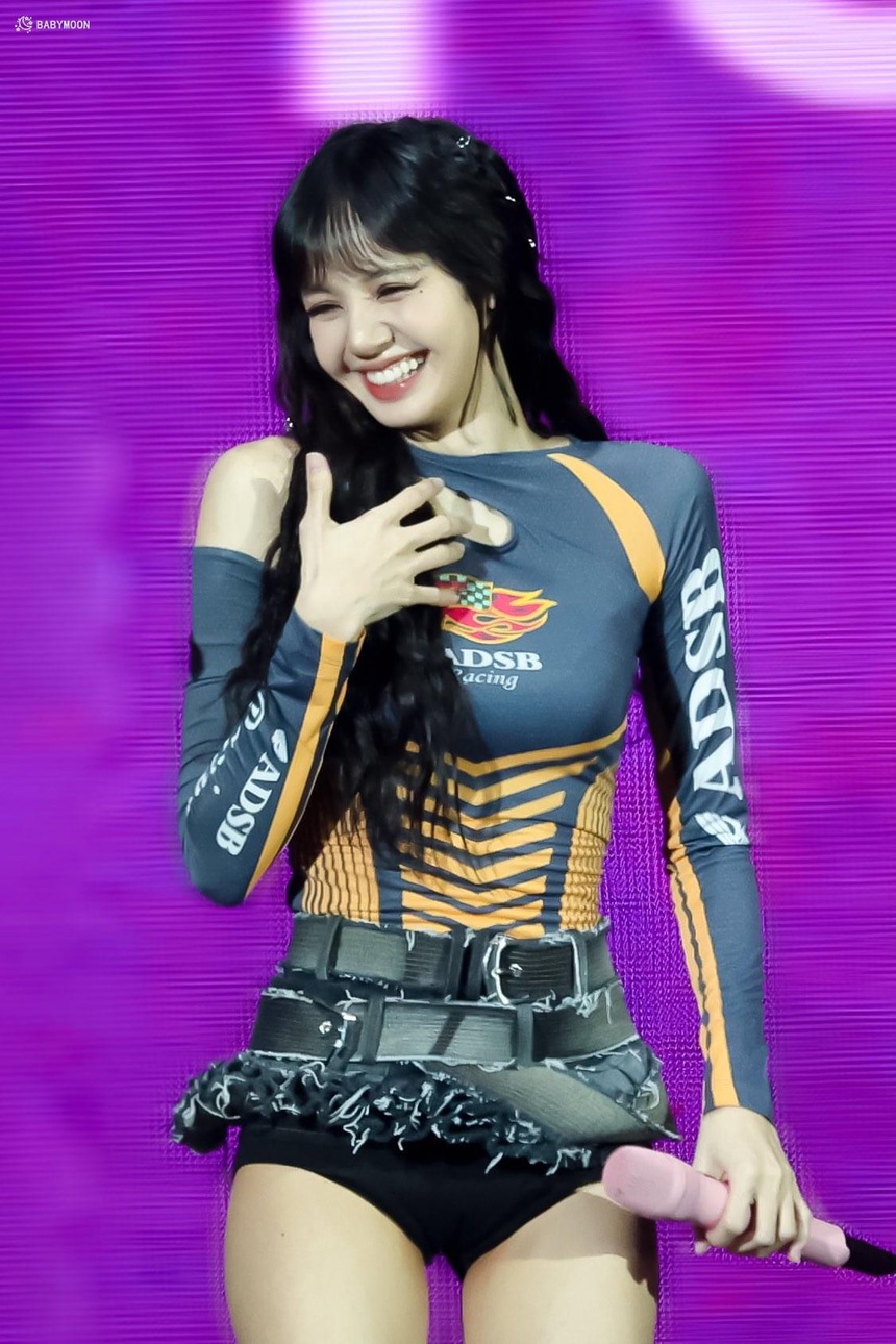 Lisa (BLACKPINK) gây tranh cãi vì biểu diễn trong váy ngắn cũn cỡn hơn cả quần bảo hộ - Ảnh 4.