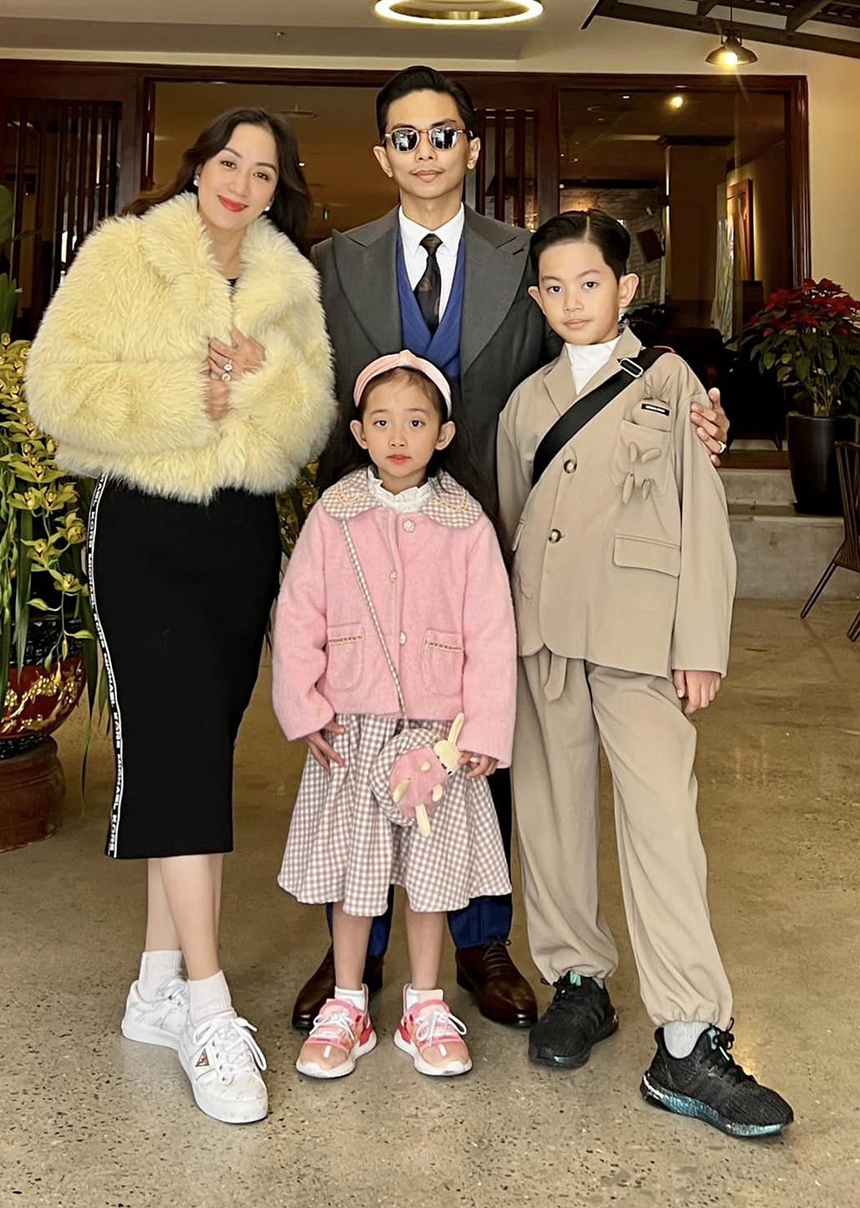 Phan Hiển bị nói 'làm màu' khi cúi người đi giày cho vợ, Khánh Thi lên tiếng tỏ rõ quan điểm - Ảnh 4.