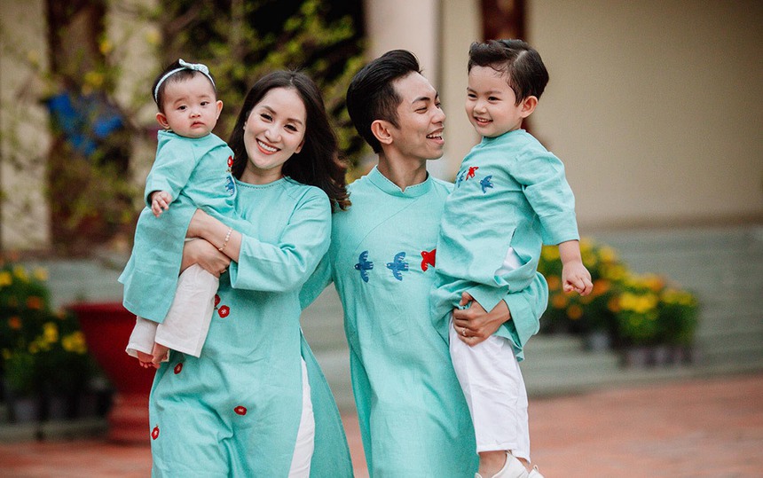 Phan Hiển bị nói 'làm màu' khi cúi người đi giày cho vợ, Khánh Thi lên tiếng tỏ rõ quan điểm - Ảnh 5.