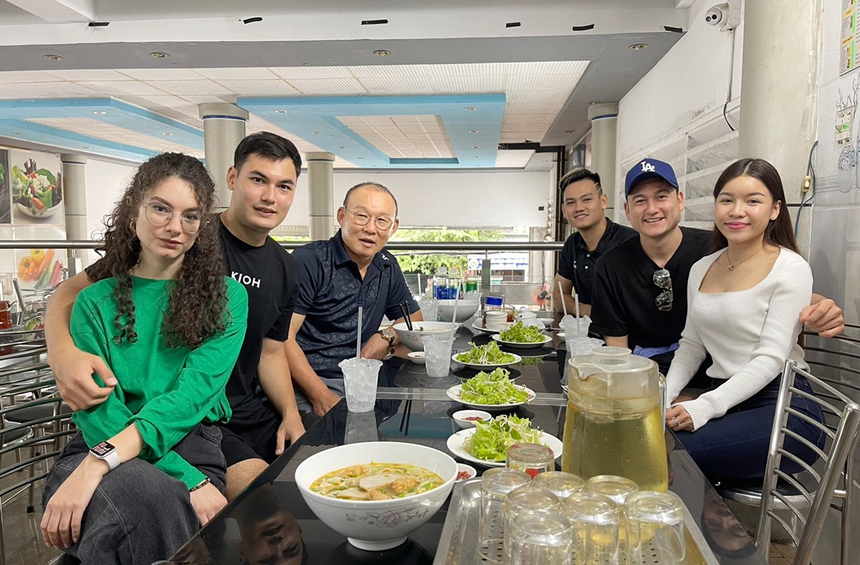 Bạn gái Văn Lâm thẳng thắn nhắc fan 'có gặp xin đừng chụp lén' - Ảnh 3. Bạn gái Văn Lâm thẳng thắn nhắc fan 'có gặp xin đừng chụp lén' - Ảnh 3.