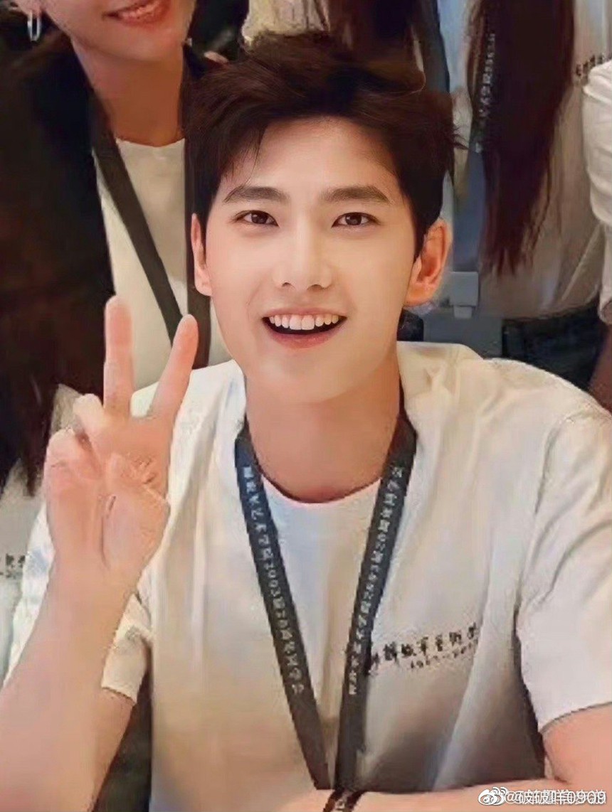 Dương Dương đi họp lớp cũng gây bão: Dân tình choáng ngợp trước loạt khung hình cả lớp toàn trai xinh gái đẹp, liệu nam thần hàng đầu có bị lu mờ? - Ảnh 3.