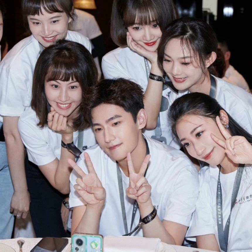 Dương Dương đi họp lớp cũng gây bão: Dân tình choáng ngợp trước loạt khung hình cả lớp toàn trai xinh gái đẹp, liệu nam thần hàng đầu có bị lu mờ? - Ảnh 5.