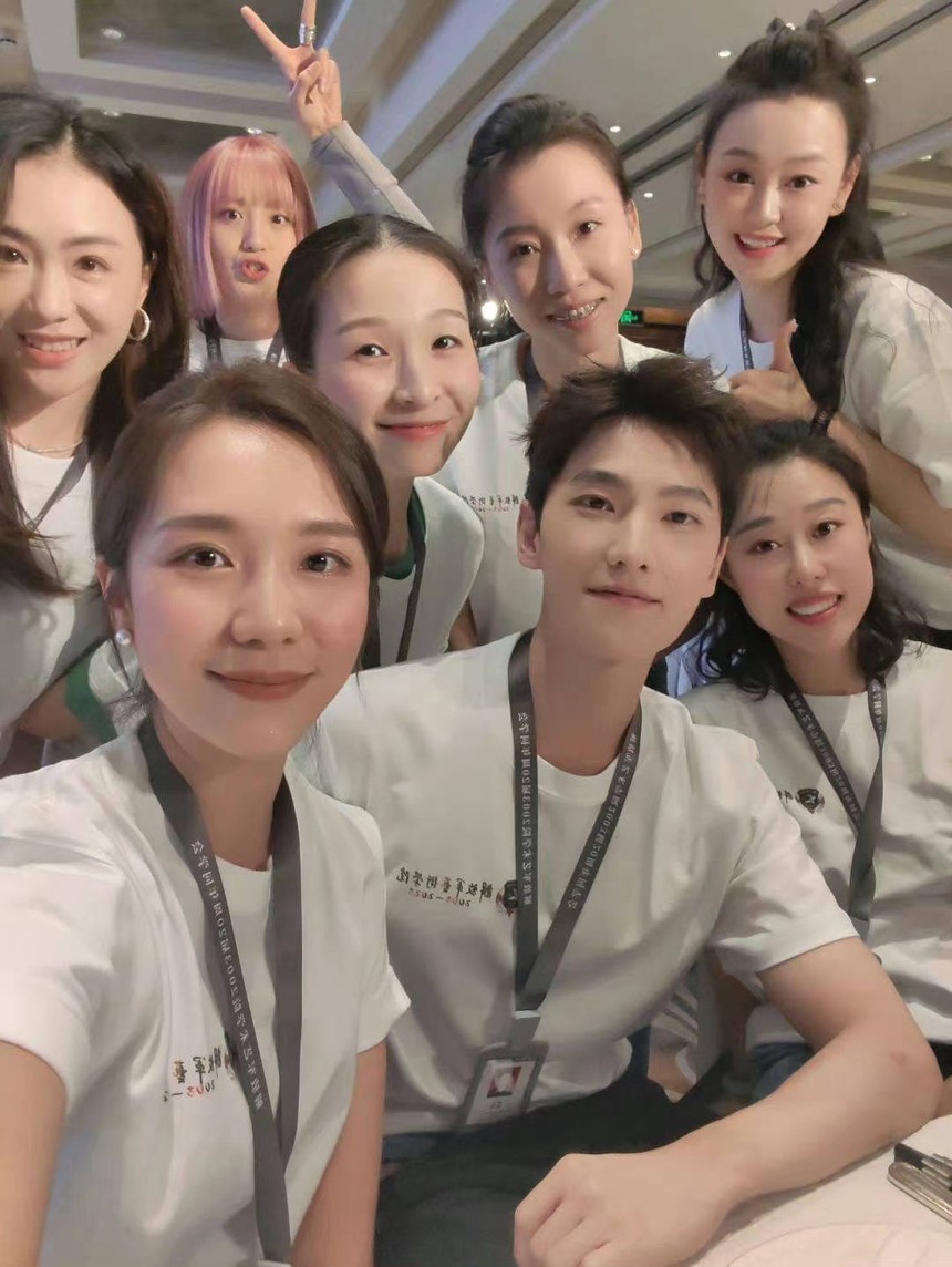 Dương Dương đi họp lớp cũng gây bão: Dân tình choáng ngợp trước loạt khung hình cả lớp toàn trai xinh gái đẹp, liệu nam thần hàng đầu có bị lu mờ? - Ảnh 6.