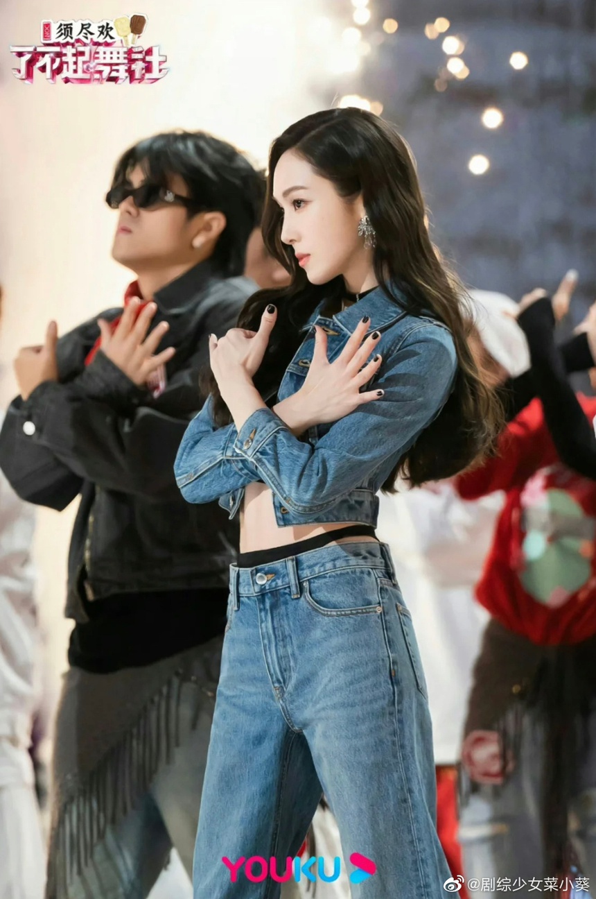 "Nữ hoàng băng giá" Jessica (cựu thành viên SNSD) bị chê cười vì mặc trang phục lộ nội y khiến Cổ Lực Na Trát nhận về cả “rổ gạch đá” - Ảnh 2. "Nữ hoàng băng giá" Jessica (cựu thành viên SNSD) bị chê cười vì mặc trang phục lộ nội y khiến Cổ Lực Na Trát nhận về cả “rổ gạch đá” - Ảnh 2.