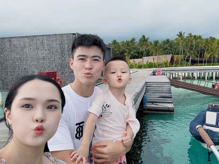 Duy Mạnh chụp ảnh cho vợ bầu Quỳnh Anh thế nào mà từ 27 tuổi biến thành 'quý bà', dìm triệt để nhan sắc - Ảnh 2. Duy Mạnh chụp ảnh cho vợ bầu Quỳnh Anh thế nào mà từ 27 tuổi biến thành 'quý bà', dìm triệt để nhan sắc - Ảnh 2.