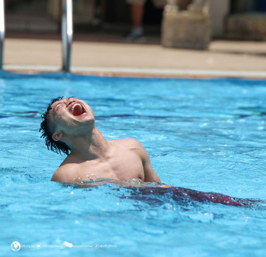 Dàn hotboy U22 Việt Nam lộ cơ bắp cuồn cuộn, cười típ mắt bơi cùng HLV Troussier sau chiến thắng - Ảnh 5. Dàn hotboy U22 Việt Nam lộ cơ bắp cuồn cuộn, cười típ mắt bơi cùng HLV Troussier sau chiến thắng - Ảnh 5.