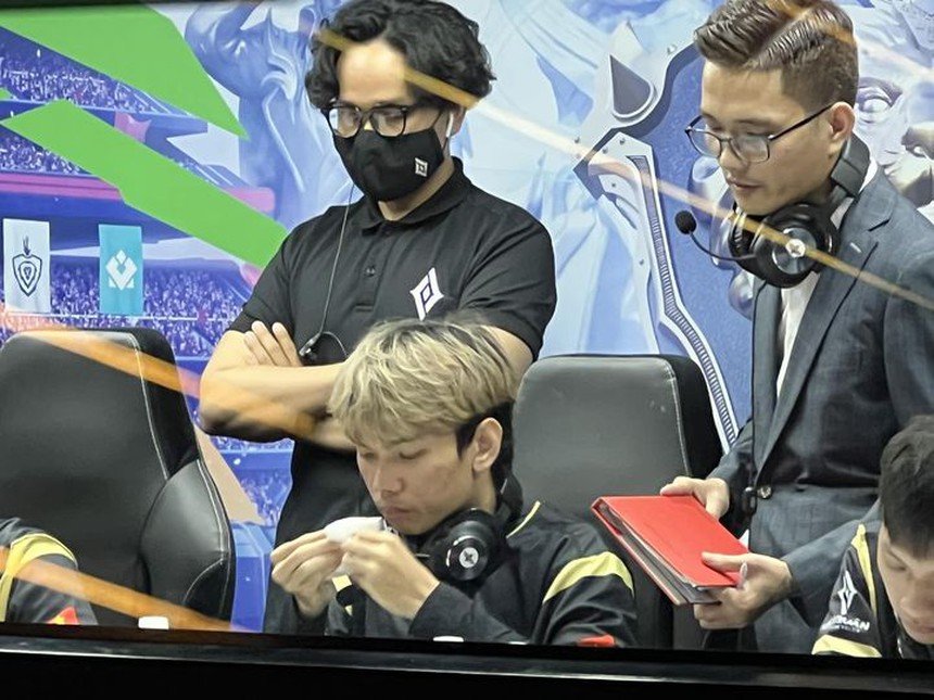 Tuyển thủ Saigon Phantom lộ hình ảnh mệt mỏi sau trận thua VGM, fan xót xa khi biết nguyên nhân - Ảnh 2. Tuyển thủ Saigon Phantom lộ hình ảnh mệt mỏi sau trận thua VGM, fan xót xa khi biết nguyên nhân - Ảnh 2.