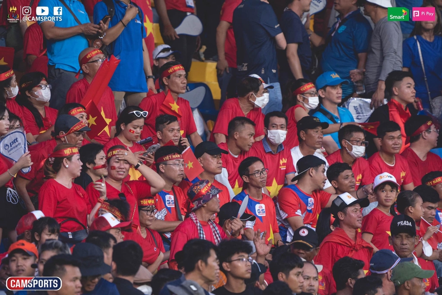 Khó tin: CĐV Việt Nam bỏ về khi thầy trò HLV Troussier bị U22 Lào lấn át, điều hiếm thấy trong nhiều năm qua - Ảnh 3.