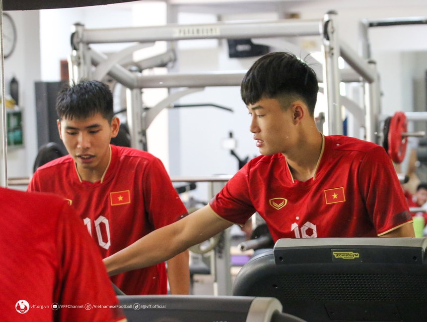 Dàn hotboy U22 Việt Nam lộ cơ bắp cuồn cuộn, cười típ mắt bơi cùng HLV Troussier sau chiến thắng - Ảnh 13. Dàn hotboy U22 Việt Nam lộ cơ bắp cuồn cuộn, cười típ mắt bơi cùng HLV Troussier sau chiến thắng - Ảnh 13.