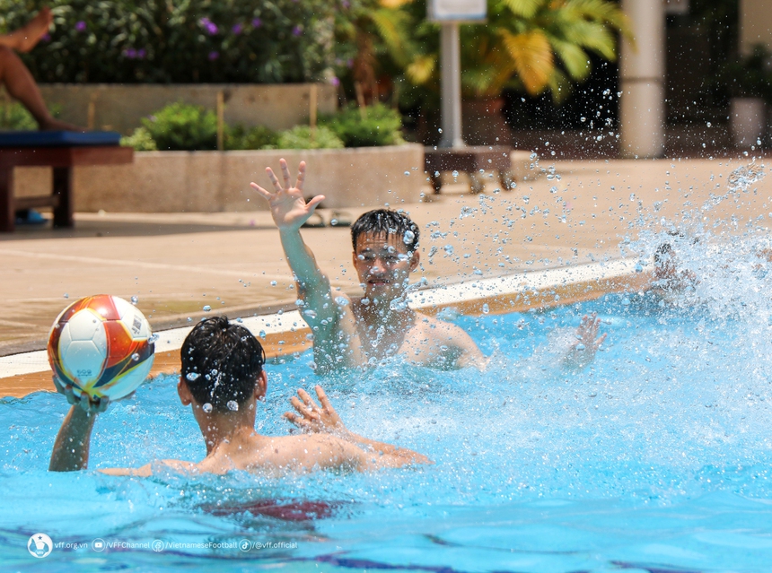 Dàn hotboy U22 Việt Nam lộ cơ bắp cuồn cuộn, cười típ mắt bơi cùng HLV Troussier sau chiến thắng - Ảnh 10. Dàn hotboy U22 Việt Nam lộ cơ bắp cuồn cuộn, cười típ mắt bơi cùng HLV Troussier sau chiến thắng - Ảnh 10.