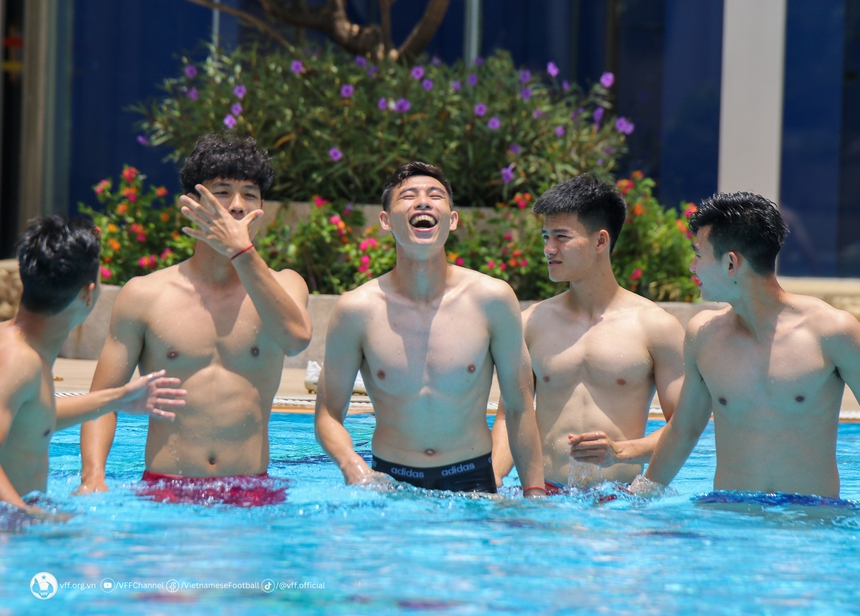 Bóng đá SEA Games ngày 1/5: U22 Việt Nam sảng khoái tập hồi phục, U22 Thái Lan nhận thưởng  - Ảnh 1.