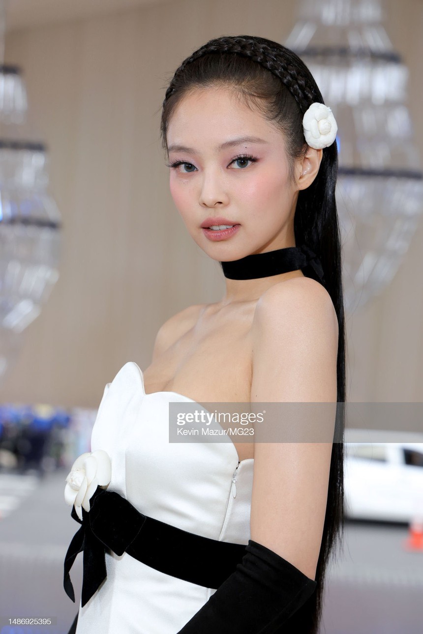 Công chúa Jennie (BLACKPINK) giá đáo Met Gala 2023: Chấp luôn “ống kính hủy diệt” nhưng có gây thất vọng qua cam thường? - Ảnh 6.