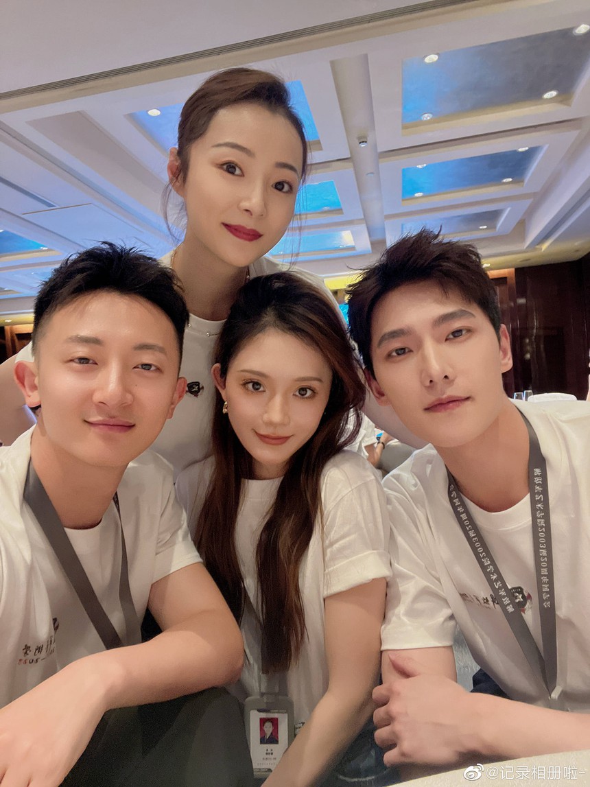 Dương Dương đi họp lớp cũng gây bão: Dân tình choáng ngợp trước loạt khung hình cả lớp toàn trai xinh gái đẹp, liệu nam thần hàng đầu có bị lu mờ? - Ảnh 11.