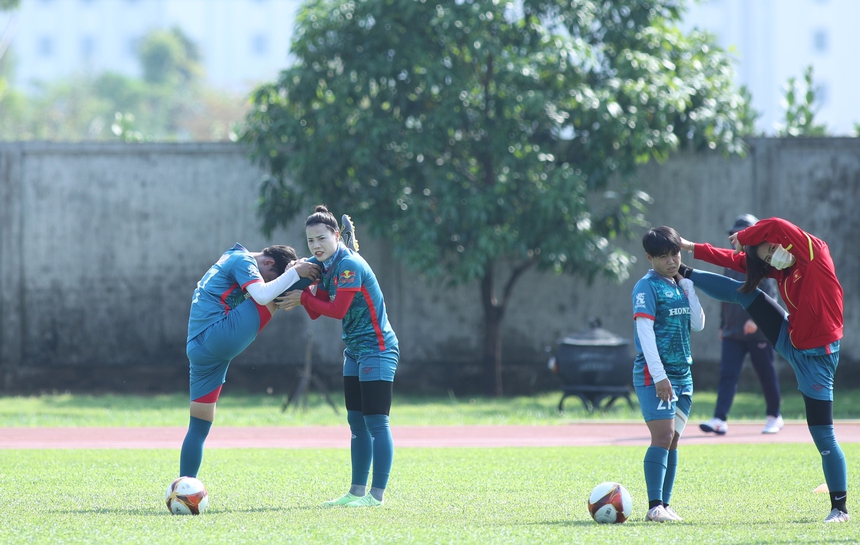 Huỳnh Như cùng ĐT nữ Việt Nam phải bôi kem cực dày vì cái nắng gần 40 độ, quyết tâm giành HCV SEA Games - Ảnh 7.