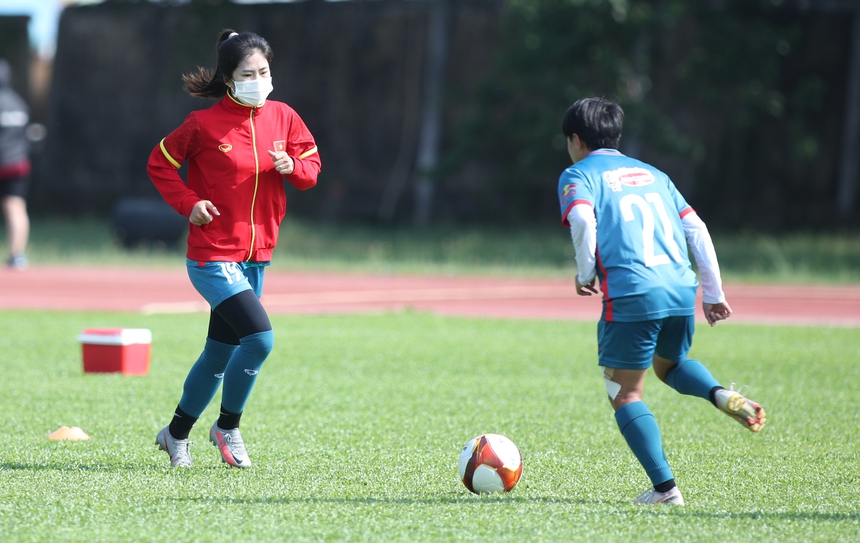 Huỳnh Như cùng ĐT nữ Việt Nam phải bôi kem cực dày vì cái nắng gần 40 độ, quyết tâm giành HCV SEA Games - Ảnh 5.