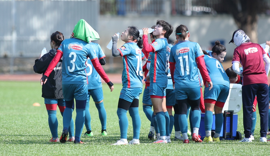 Huỳnh Như cùng ĐT nữ Việt Nam phải bôi kem cực dày vì cái nắng gần 40 độ, quyết tâm giành HCV SEA Games - Ảnh 6.