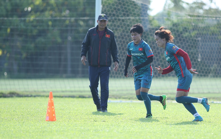 Huỳnh Như cùng ĐT nữ Việt Nam phải bôi kem cực dày vì cái nắng gần 40 độ, quyết tâm giành HCV SEA Games - Ảnh 8.