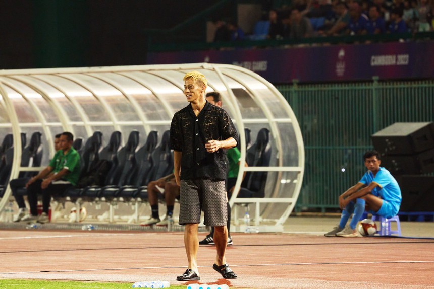 HLV U22 Campuchia ăn mặc ‘không giống ai’ chỉ đạo đội nhà ở SEA Games 32 - Ảnh 4.