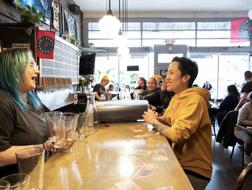 Người phụ nữ 43 tuổi dốc sạch tiền tiết kiệm, mở một quán bar chỉ chiếu các môn thể thao dành cho phái đẹp: Thu gần 23 tỷ đồng trong 8 tháng - Ảnh 3. Người phụ nữ 43 tuổi dốc sạch tiền tiết kiệm, mở một quán bar chỉ chiếu các môn thể thao dành cho phái đẹp: Thu gần 23 tỷ đồng trong 8 tháng - Ảnh 3.