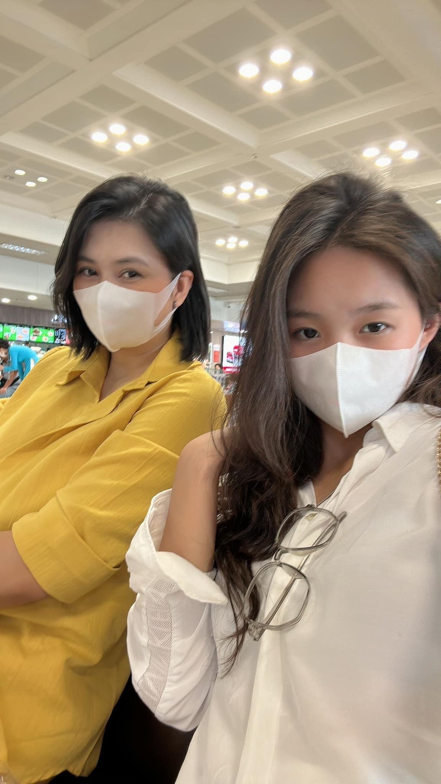 Ái nữ xinh đẹp đọ dáng với khôi bóng chuyền Kim Huệ, hai mẹ con 'mười phân vẹn mười' - Ảnh 1.