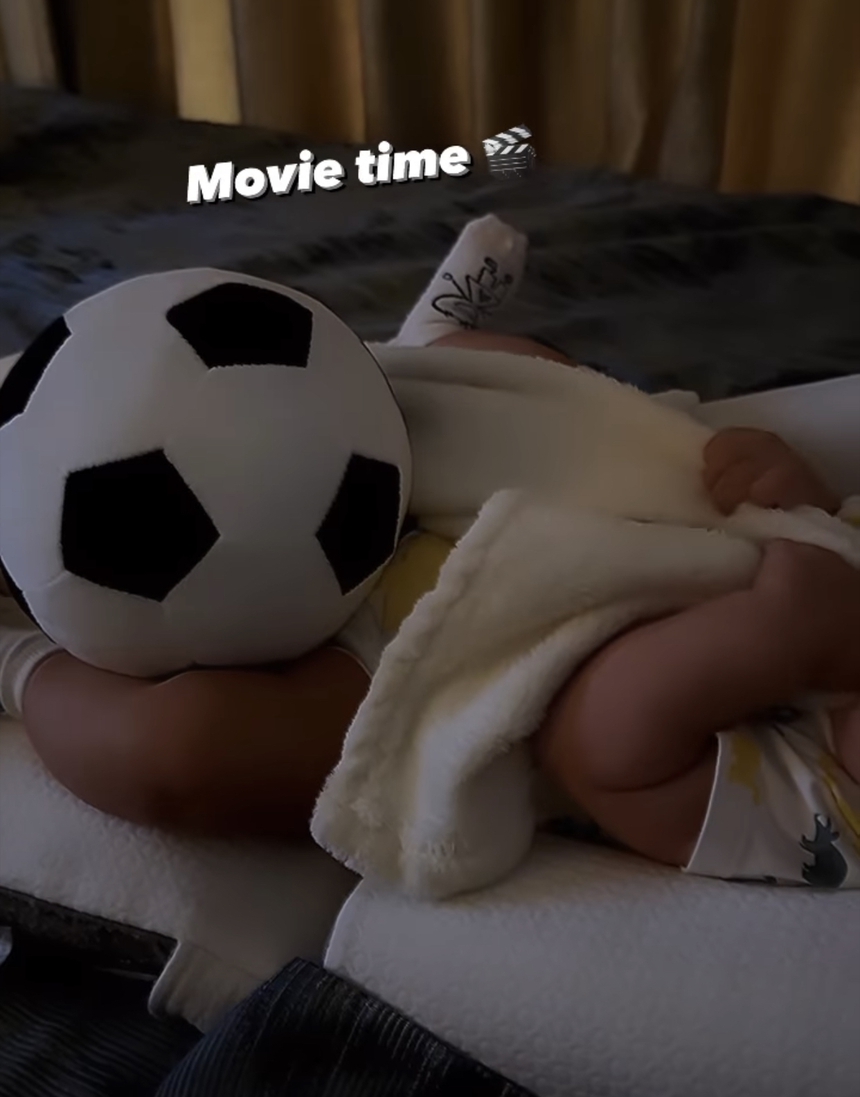 Vợ mẫu tây Bùi Tiến Dũng hạnh phúc khoe ảnh bố chồng bế cháu nội vào lòng - Ảnh 4. Vợ mẫu tây Bùi Tiến Dũng hạnh phúc khoe ảnh bố chồng bế cháu nội vào lòng - Ảnh 4.