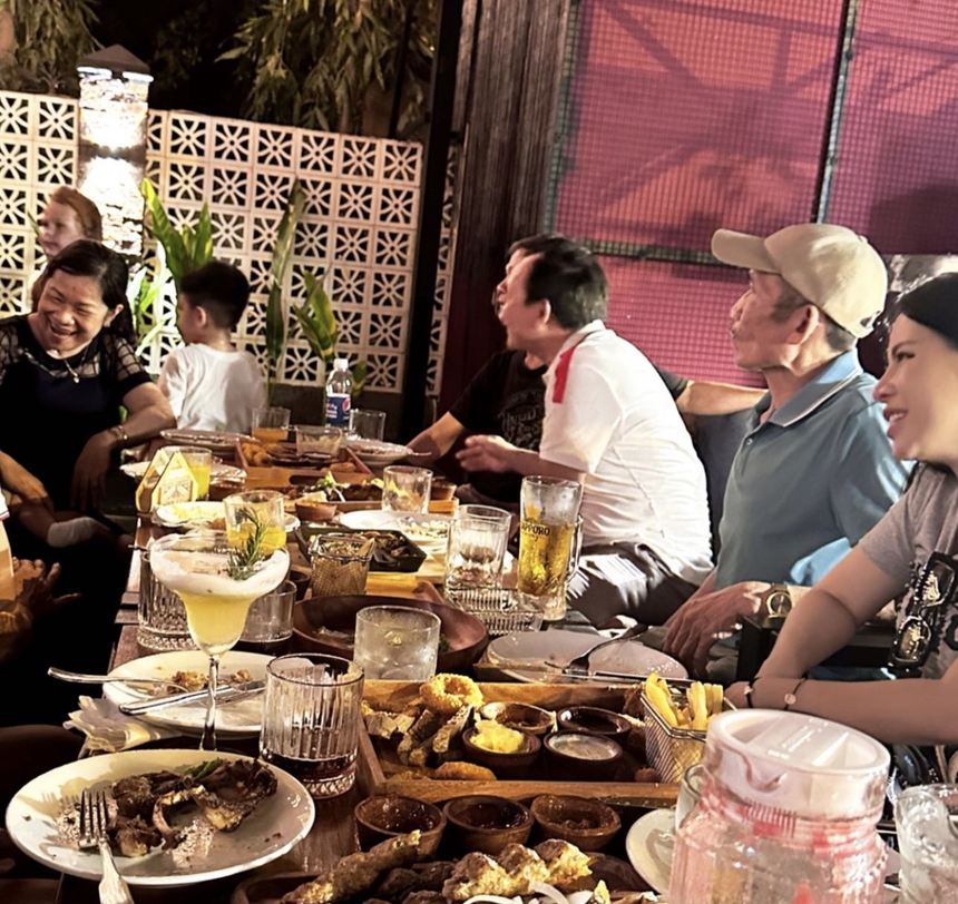 Vợ mẫu tây Bùi Tiến Dũng hạnh phúc khoe ảnh bố chồng bế cháu nội vào lòng - Ảnh 2. Vợ mẫu tây Bùi Tiến Dũng hạnh phúc khoe ảnh bố chồng bế cháu nội vào lòng - Ảnh 2.