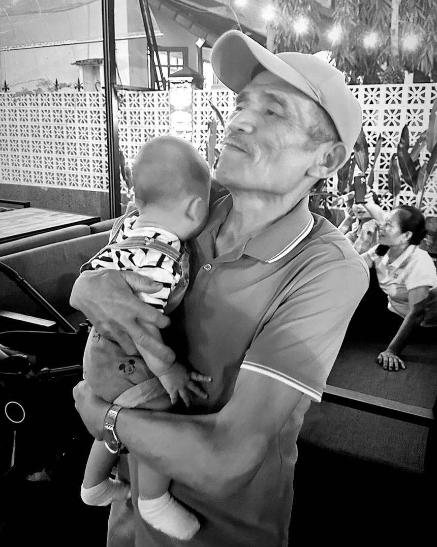 Vợ mẫu tây Bùi Tiến Dũng hạnh phúc khoe ảnh bố chồng bế cháu nội vào lòng - Ảnh 1. Vợ mẫu tây Bùi Tiến Dũng hạnh phúc khoe ảnh bố chồng bế cháu nội vào lòng - Ảnh 1.