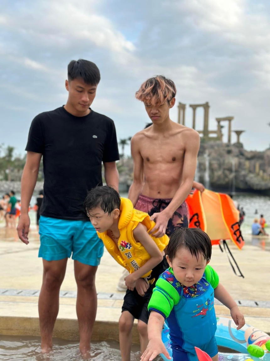 Vợ siêu mẫu của Mạc Hồng Quân tự tay chuẩn bị đồ ăn cho chồng mời thủ môn Việt kiều đến chơi - Ảnh 5. Vợ siêu mẫu của Mạc Hồng Quân tự tay chuẩn bị đồ ăn cho chồng mời thủ môn Việt kiều đến chơi - Ảnh 5.