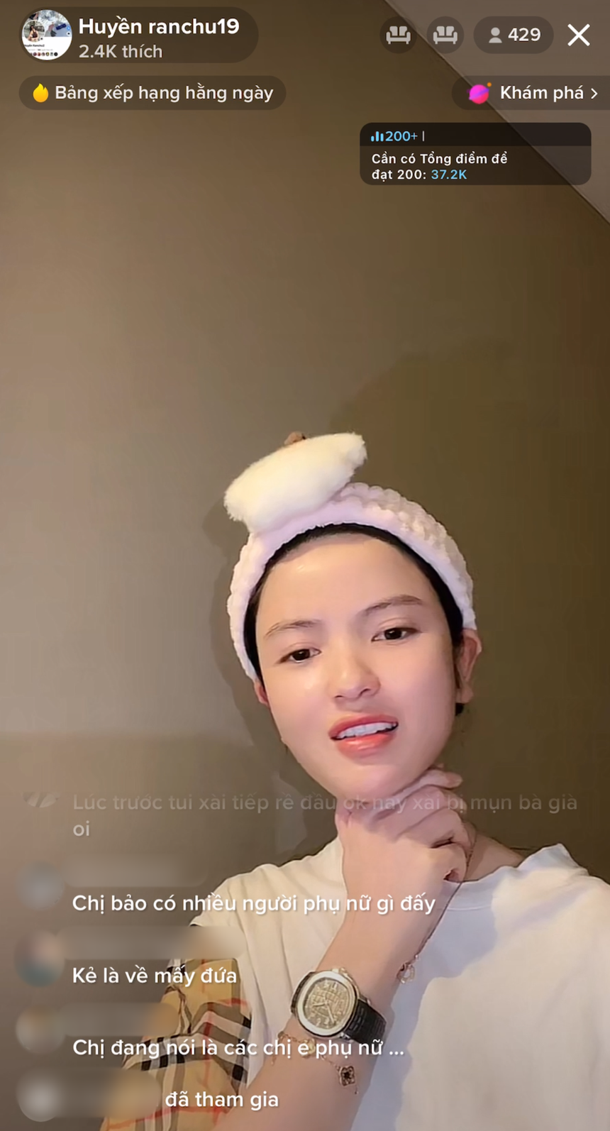 Phiên livestream tiền tỷ của Chu Thanh Huyền: Từ đồng hồ hơn 1 tỷ đến áo Burberry đều của Quang Hải, vòng cổ cũng là bạn trai tặng nốt! - Ảnh 1.