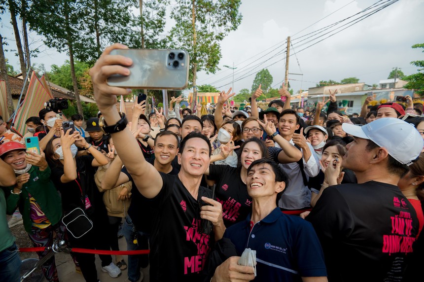 ‘Lật mặt’ 6 vượt doanh thu những ngày đầu công chiếu ‘Nhà bà Nữ’, fan kì vọng Lý Hải phá kỉ lục của Trấn Thành - Ảnh 2.