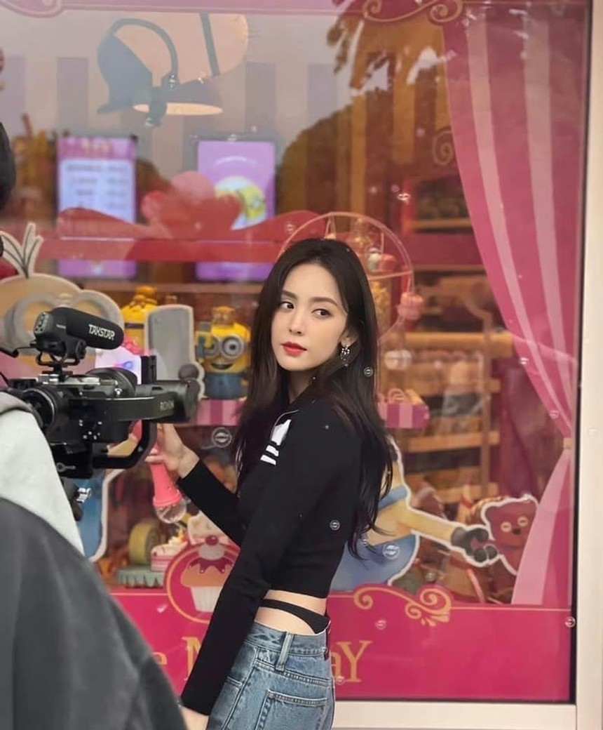 "Nữ hoàng băng giá" Jessica (cựu thành viên SNSD) bị chê cười vì mặc trang phục lộ nội y khiến Cổ Lực Na Trát nhận về cả “rổ gạch đá” - Ảnh 4. "Nữ hoàng băng giá" Jessica (cựu thành viên SNSD) bị chê cười vì mặc trang phục lộ nội y khiến Cổ Lực Na Trát nhận về cả “rổ gạch đá” - Ảnh 4.