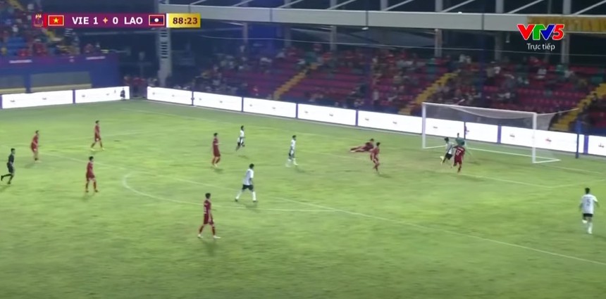 Văn Chuẩn gánh hàng thủ đến nỗi tóe máu, chưa bao giờ U22 Việt Nam bị Lào ép sân tới thế - Ảnh 4.