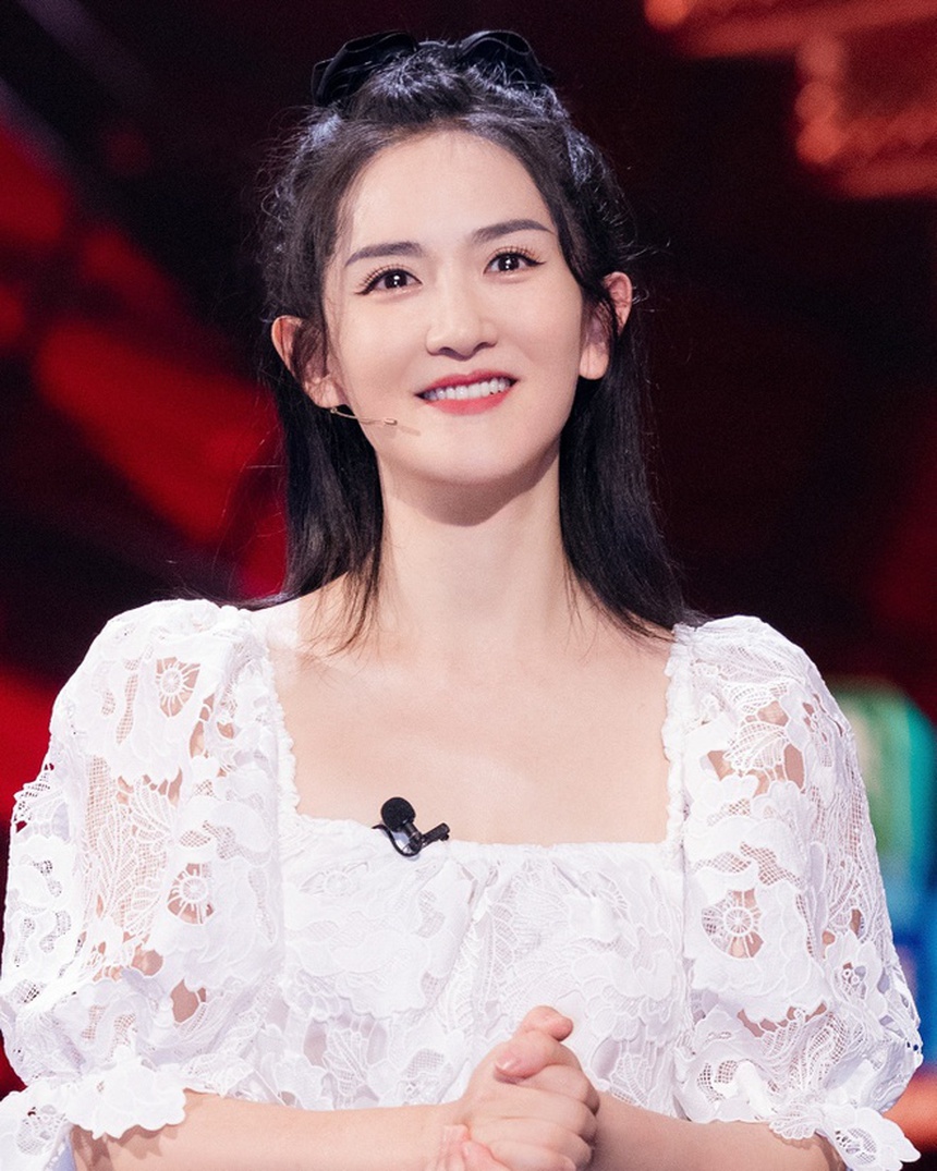 Chi Pu khiến netizen xứ Trung tranh cãi bởi vị trí đứng nổi bật hơn hẳn dàn 'tỷ tỷ' gạo cội: "Cô ấy là ai vậy?" - Ảnh 6.